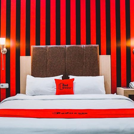 Reddoorz Plus Near Mall Panakukang Makassar Kültér fotó