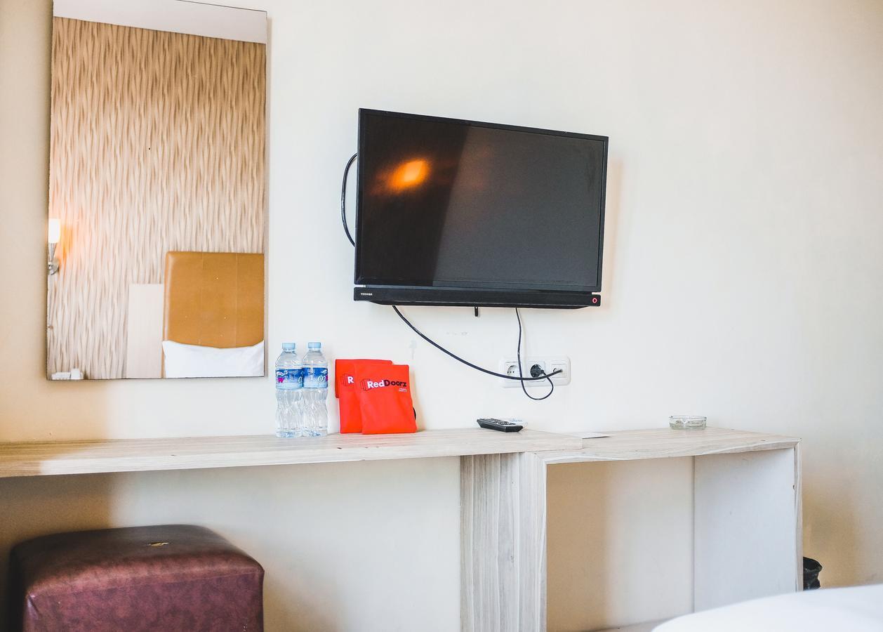 Reddoorz Plus Near Mall Panakukang Makassar Kültér fotó