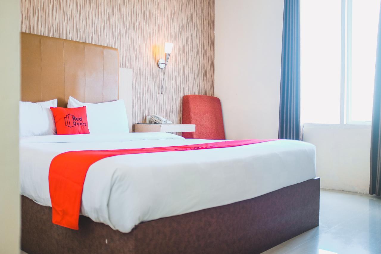 Reddoorz Plus Near Mall Panakukang Makassar Kültér fotó