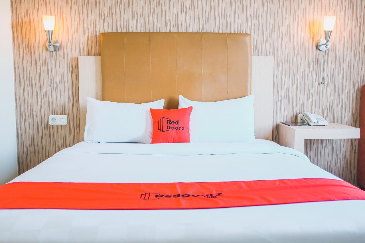 Reddoorz Plus Near Mall Panakukang Makassar Kültér fotó